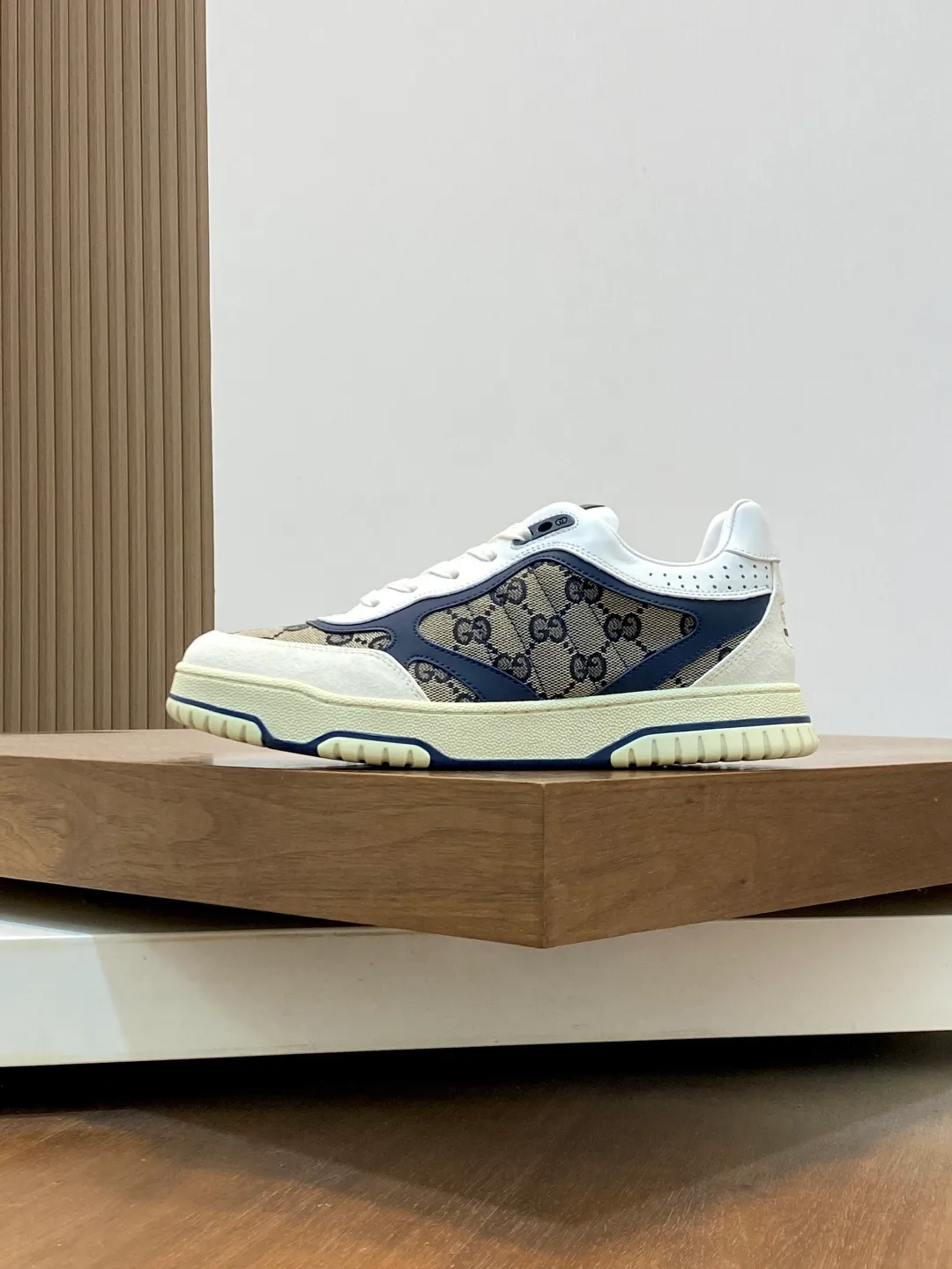 Men's Shoes 💰660 𝐆𝐮𝐜𝐜𝐢 𝐑𝐞-𝐖𝐞𝐛 As the first sneaker created by Sabato De Sarno for Gucci, the Re-Web series reinterprets the brand's classic stripes and sets off the modern silhouette design with bold and unique details. These shoes are crafted from white leather. This new sneaker is ingeniously decorated with many of the brand's classic details, and is equipped with a bright red and green webbing tongue, which will make people fall in love at first sight. White leather treated with a special process for softness and luster, with an embossed grainy texture. Script Gucci logo and interlocking G web label with Interlocking G and script Gucci logo. Rubber outsole with interlocking G detail eyelets. Web tongue. Size: 39-44 (customized for sizes 38 and 45)